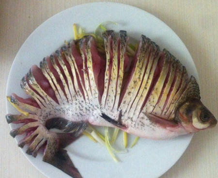 孔雀开屏鱼怎么切好-图解孔雀开屏鱼的几种切法3