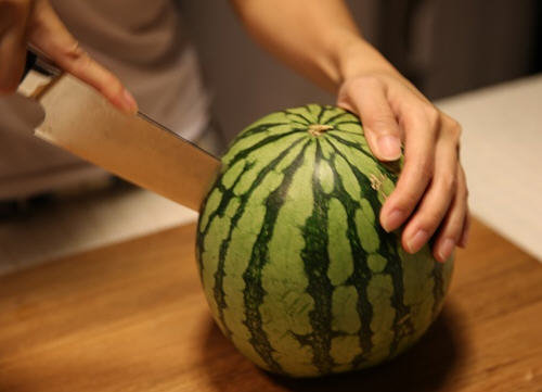 有籽西瓜怎么切出无籽瓜-从此吃西瓜不吐籽图解1