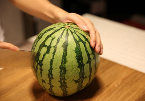 有籽西瓜怎么切出无籽瓜-从此吃西瓜不吐籽图解2