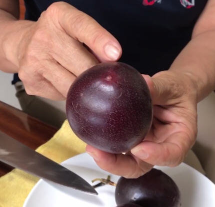 百香果怎么切开？图解如何切百香果吃最方便不伤肉的切法1