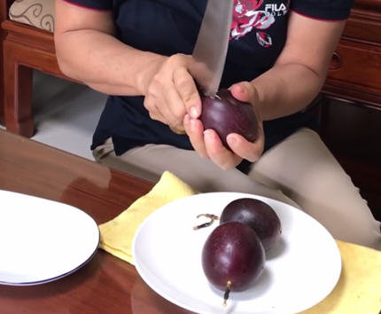 百香果怎么切开？图解如何切百香果吃最方便不伤肉的切法2