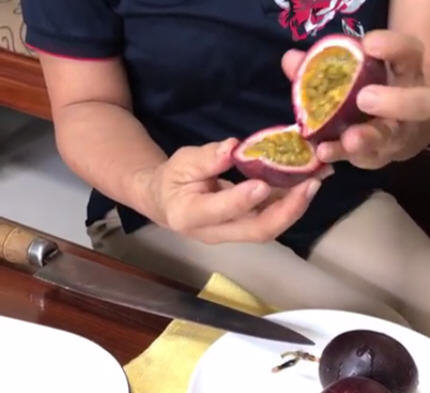 百香果怎么切开？图解如何切百香果吃最方便不伤肉的切法3