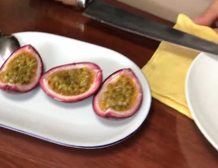 百香果怎么切开？图解如何切百香果吃最方便不伤肉的切法5