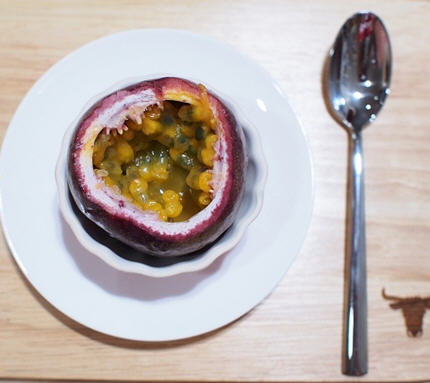 百香果怎么切开？图解如何切百香果吃最方便不伤肉的切法9