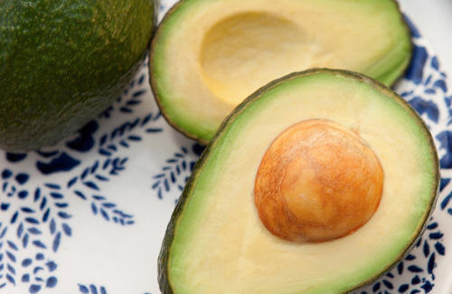 牛油果硬的可以吃吗？牛油果太生硬邦邦怎么吃好？2