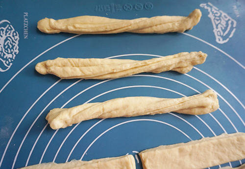 酵母油条的做法和配方6