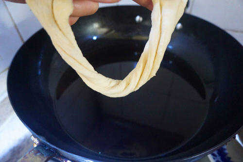 酵母油条的做法和配方7