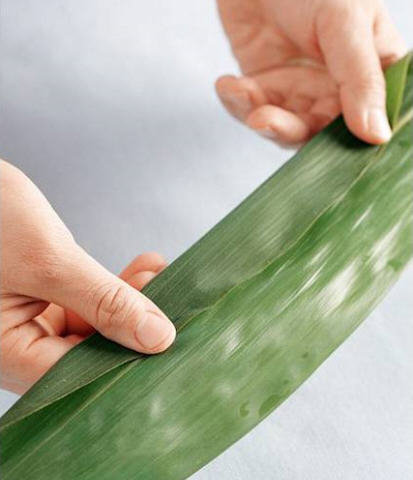 长方形粽子怎么包-图解广西长粽子的包法4