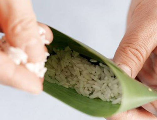 长方形粽子怎么包-图解广西长粽子的包法6