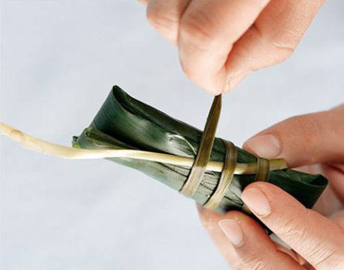 长方形粽子怎么包-图解广西长粽子的包法8