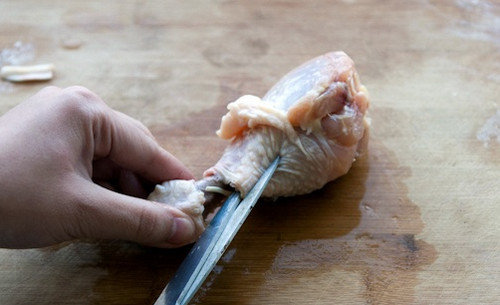 如何给鸡腿去骨-图解两种鸡腿去骨头的方法2