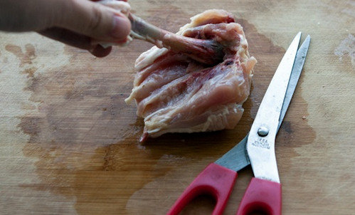 如何给鸡腿去骨-图解两种鸡腿去骨头的方法3