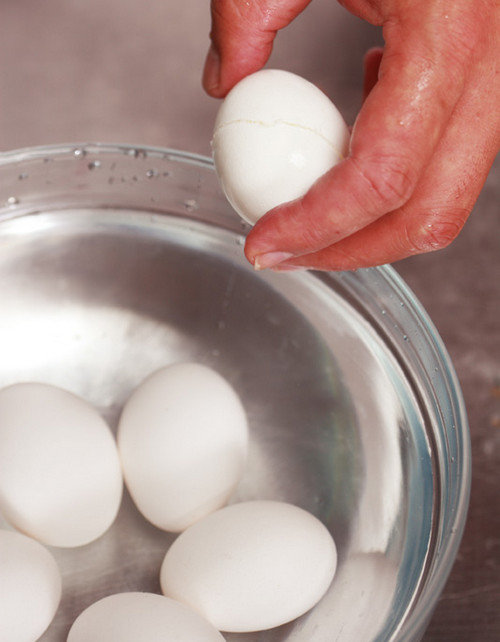 水煮蛋怎么煮不会破的技巧-水煮蛋易裂开的原因讲解5