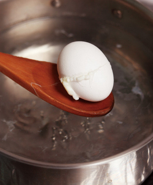 水煮蛋怎么煮不会破的技巧-水煮蛋易裂开的原因讲解7