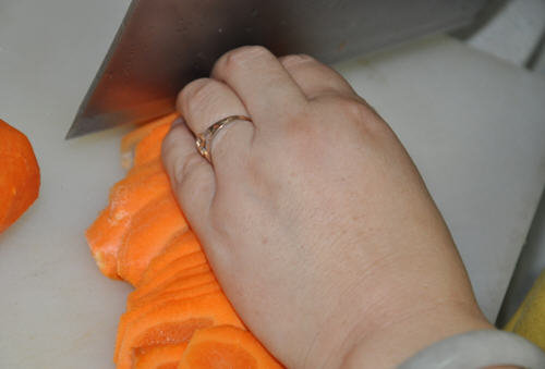 红萝卜怎么切丝图解-红萝卜切丝的方法4