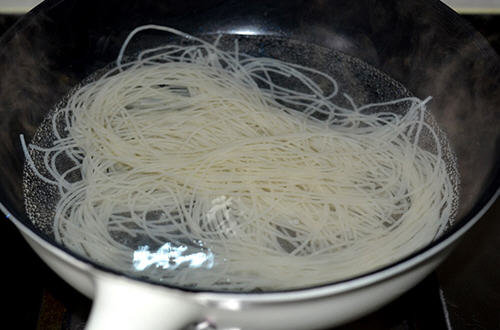 怎样炒米粉好吃不粘锅-图解家常炒米粉不粘锅的做法1