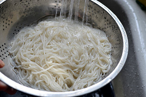 怎样炒米粉好吃不粘锅-图解家常炒米粉不粘锅的做法2