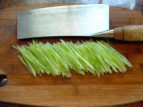 莴笋怎么切丝图解-莴笋切细丝的方法5