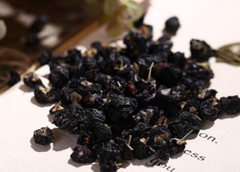 黑枸杞泡水后什么颜色最好-正宗黑枸杞泡水后什么颜色才是真的3