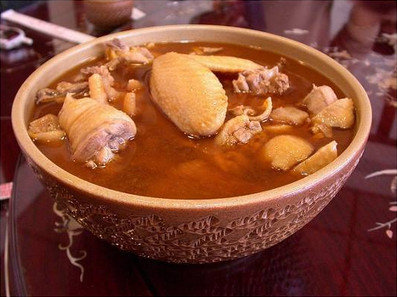 台湾传统风俗：坐月子吃麻油鸡酒