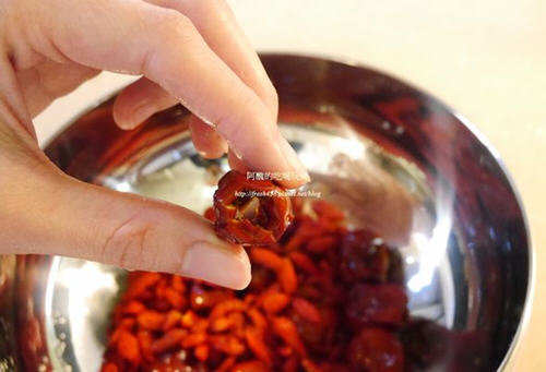 红枣怎么去核？图解一招快速让红枣去核方法1