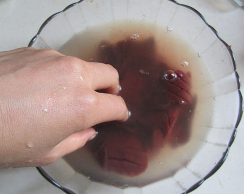 猪腰如何清洗-猪腰最干净的清洗方法图解2