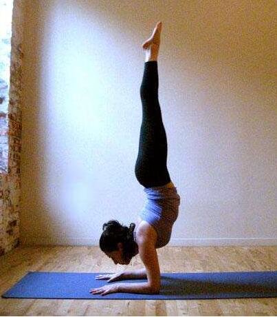 瘦腿瑜伽动作-6个瘦腿的空中瑜伽动作，帮你快速瘦腿4