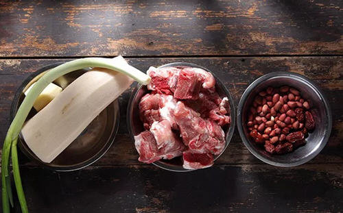 花生莲藕红枣猪骨汤1