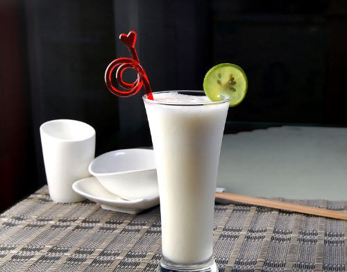 正常的椰子汁是什么颜色？椰汁颜色发黄能喝吗？2