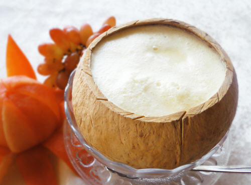 正常的椰子汁是什么颜色？椰汁颜色发黄能喝吗？3