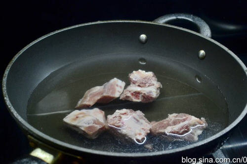 白萝卜玉米排骨汤1