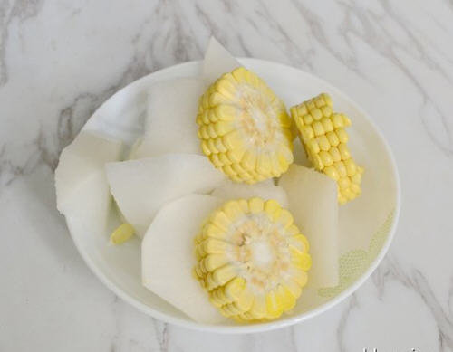 白萝卜玉米排骨汤2