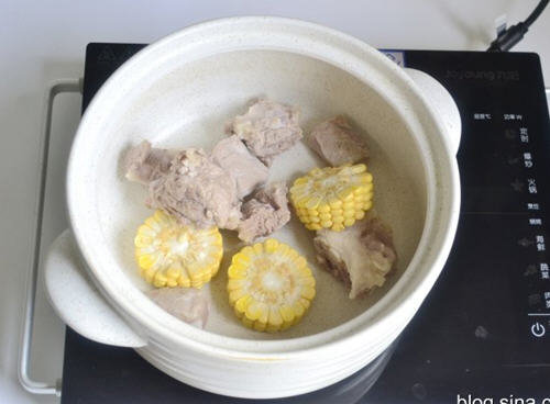 白萝卜玉米排骨汤3