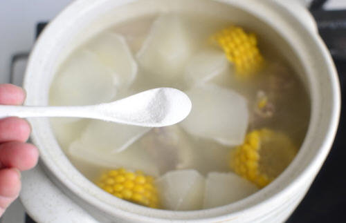 白萝卜玉米排骨汤6