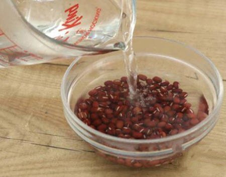 红豆糖水怎么煲比较容易起沙的做法-红豆糖水的做法图解1