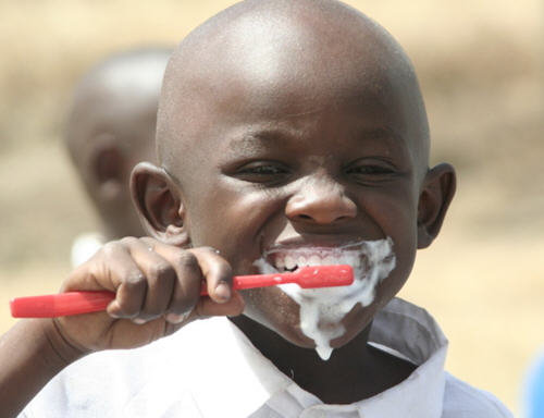别让孩子吃大人的口水-防止宝宝长蛀牙(龋齿)2