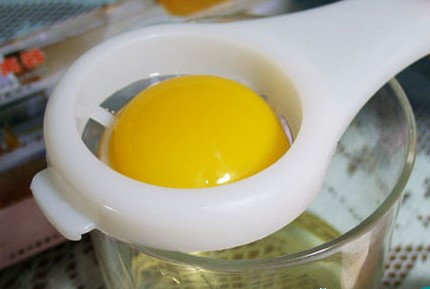 鸡蛋不要蛋清的方法-鸡蛋只取蛋黄1