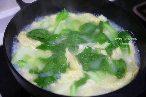 小白菜豆腐鸡蛋汤的做法图解-小白菜豆腐鸡蛋汤怎么做好喝7