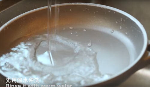 简易不沾锅开锅养锅方法：让你的不沾锅越用越新1