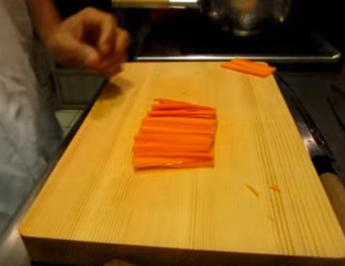 胡萝卜怎么切丝？图解胡萝卜丝的切法5