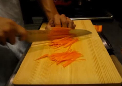胡萝卜怎么切丝？图解胡萝卜丝的切法6