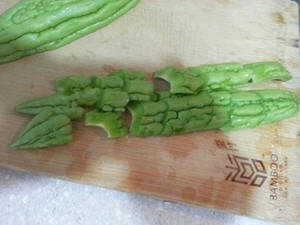 广东苦瓜炒牛肉的做法-广东苦瓜炒牛肉怎么做好吃图解3