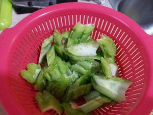 广东苦瓜炒牛肉的做法-广东苦瓜炒牛肉怎么做好吃图解4