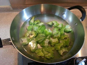 广东苦瓜炒牛肉的做法-广东苦瓜炒牛肉怎么做好吃图解6