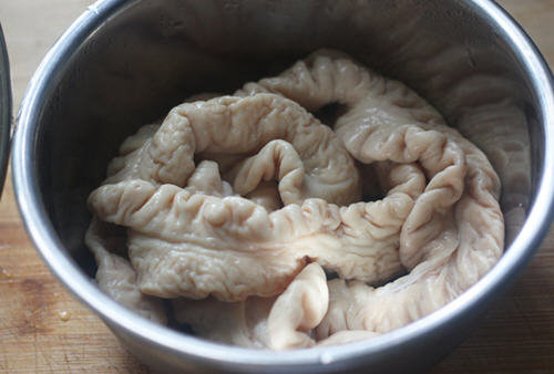 香而不腻、开胃诱人-湖南酸辣肥肠的做法1