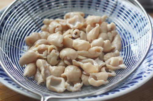 香而不腻、开胃诱人-湖南酸辣肥肠的做法6