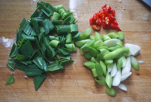 香而不腻、开胃诱人-湖南酸辣肥肠的做法8