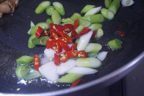 香而不腻、开胃诱人-湖南酸辣肥肠的做法9