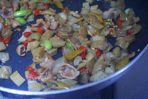 香而不腻、开胃诱人-湖南酸辣肥肠的做法10