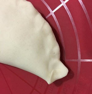 韭菜盒子的花边怎么捏？图解韭菜盒子花边包法1